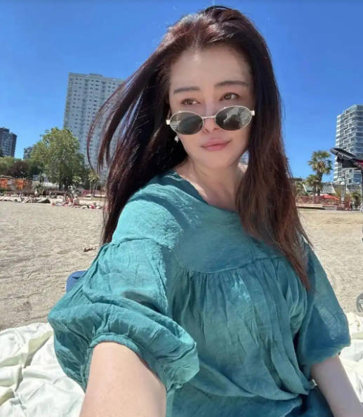 排名第一的炒股杠杆平台 58岁王祖贤晒素颜自拍，状态超好获网友称赞